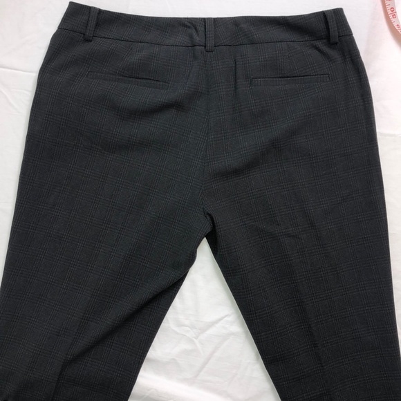 Tahari Suit Jacket(10)and Pants(8) - Picture 6 of 16